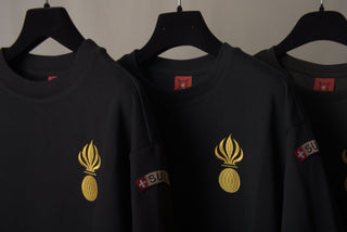 Schwarze CH+ARMED Taktik-Shirts mit goldener Bombenstickerei und SUISSE-Flaggenabzeichen