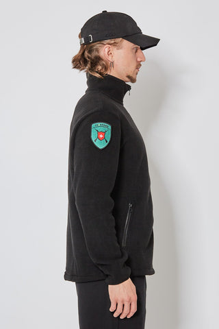 CH+ARMED Fleece Seitenansicht rechts, Polyesterjacke mit  grünem Badge und Stick Details.
