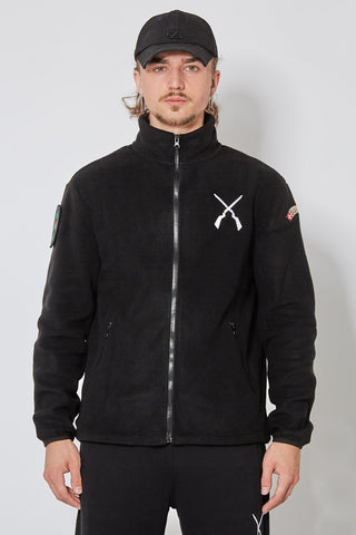 Schwarzer CH+ARMED Infanterie Fleece aus Polyester mit weisser Gewehr Stickerei, Suisse Badge und verstellbarem Bund – Vorderansicht.