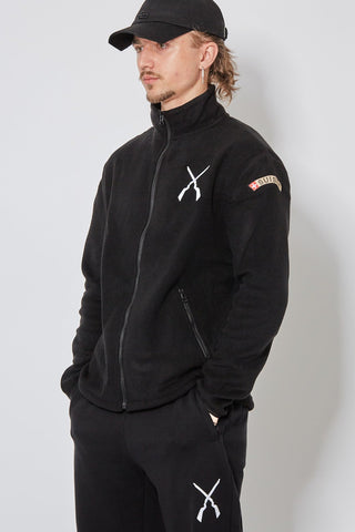 CH+ARMED Infanterie Fleece in Schwarz mit weisser Schwert Stickerei, Badge Klett und verstellbarem Bund – angewinkelte Ansicht.