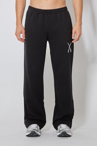 CH+ARMED Infanterie Sweatpants in Schwarz, Frontansicht mit weiss gesticktem Gewehr Logo-Detail und Straight Leg Schnitt.