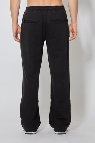 CH+ARMED Infanterie Sweatpants in Schwarz, Rückansicht mit klassischem Straight Leg Fit und zwei Reissverschlusstaschen hinten.