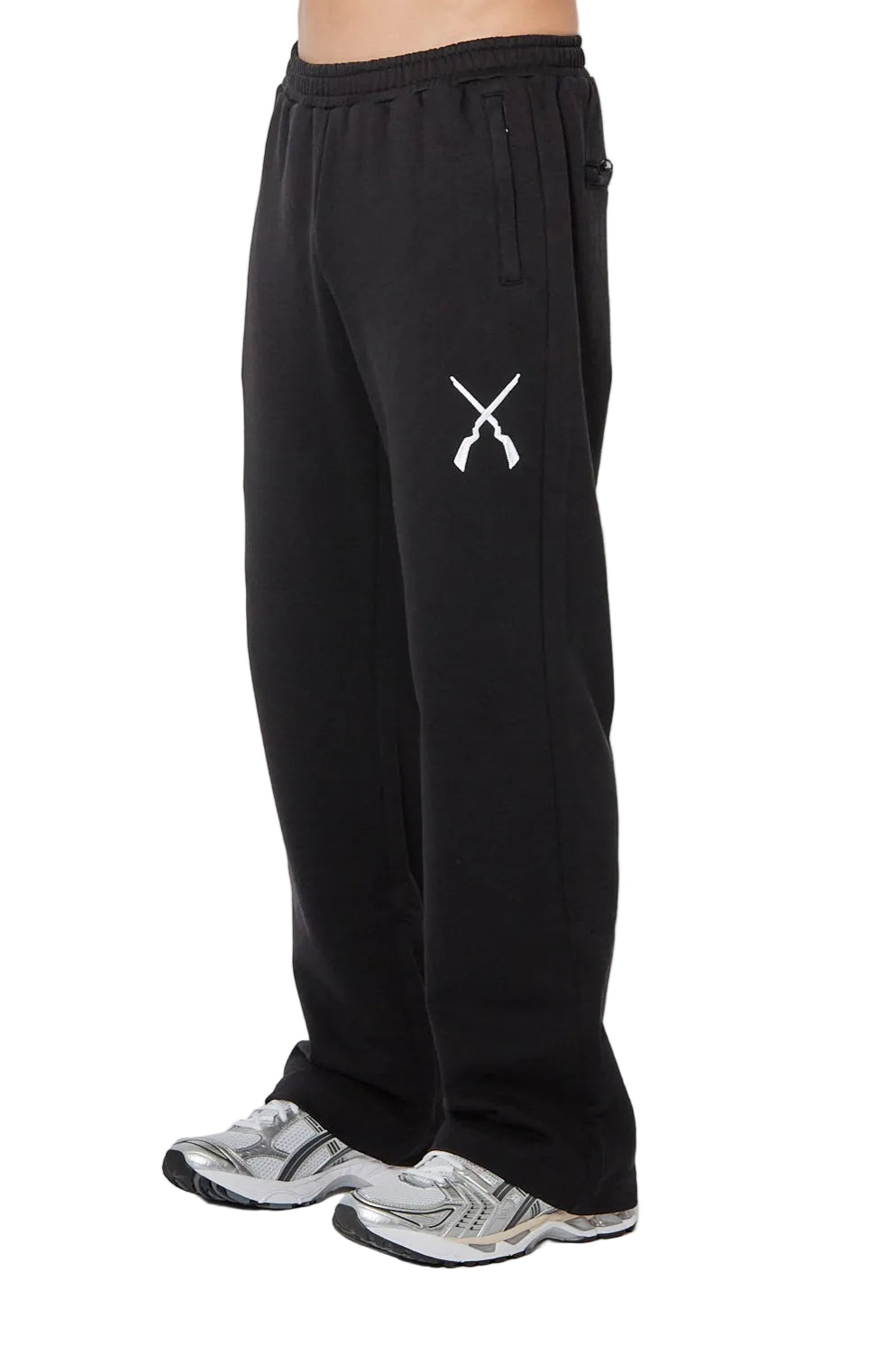 CH+ARMED Infanterie Sweatpants, angewinkelte Seitenansicht mit weissem Gewehr Stick-Logo am Bein und modernem Straight Leg Fit.