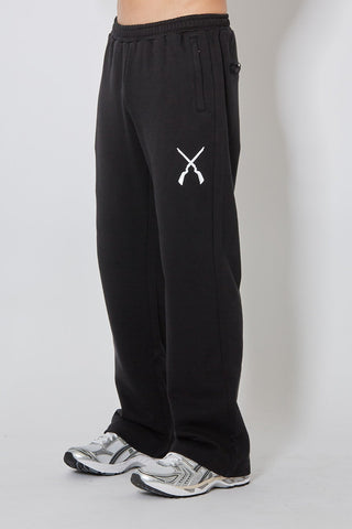CH+ARMED Infanterie Sweatpants, angewinkelte Seitenansicht mit weissem Gewehr Stick-Logo am Bein und modernem Straight Leg Fit.