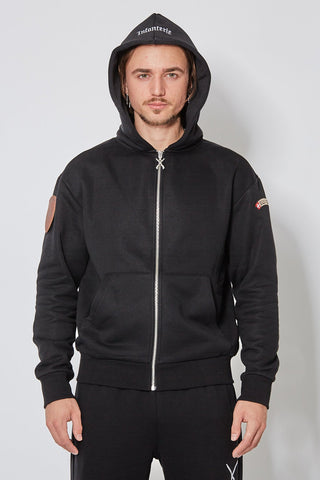 Schwarzer CH+ARMED Infanterie Zip Hoodie, 100% Baumwolle, Stickerei, Suisse Badge und Reissverschlussanhänger – Vorderansicht.