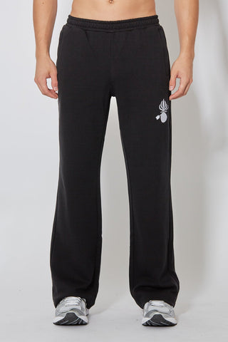 Schwarze CH+ARMED Isone Gren Sweatpants aus 100% Baumwolle, Vorderansicht mit Stickerei-Detail, Straight Leg Fit und vorderen Reissverschlusstaschen.