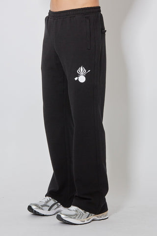 CH+ARMED Ione Gren Sweatpants, angewinkelte Seitenansicht mit weissem Stick-Logo am Bein und modernem Straight Leg Fit.
