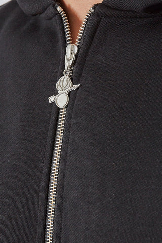 Nahaufnahme des personalisierten Reissverschlussanhängers mit Grenadier Emblem am CH+ARMED Isone Gren Zip Hoodie.