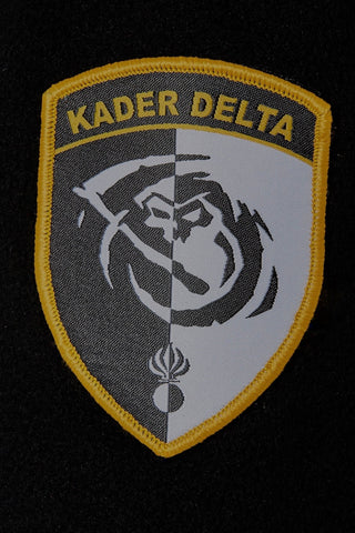 Gelber, gewobener CH+ARMED Badge mit schwarz und weissem Sensenmann und Grenadier Emblem mit feiner Prägung. Robustes Accessoire für Streetwear und Military Mode.