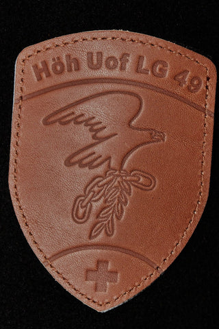 Leder Badge mit Vogel Symbol, handgefertigter brauner Leder Badge mit edler Prägung, vielseitig für Kleidung und Accessoires.