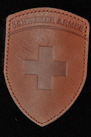 Leder Badge mit Schweizer Kreuz und geprägtem Schriftzug „Schweizer Armee“, hochwertiger Lederpatch für Kleidung und Accessoires.