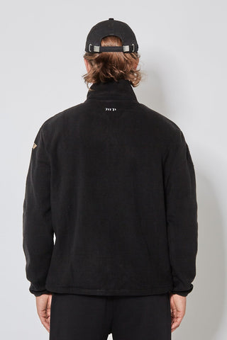 Rückseite der CH+ARMED MP Fleece Jacke in Schwarz, 100% Polyester mit lockerer Passform.