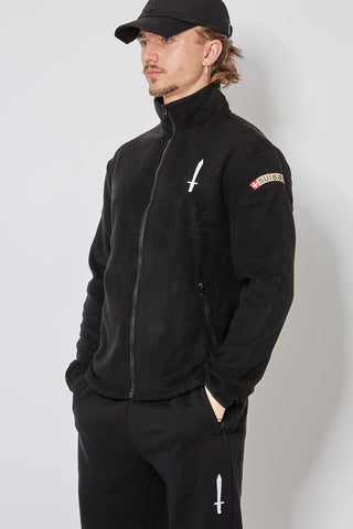 CH+ARMED MP Fleece in Schwarz mit weisser Schwert Stickerei, Badge Klett und verstellbarem Bund – angewinkelte Ansicht.