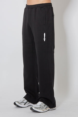 CH+ARMED Ione Gren Sweatpants, angewinkelte Seitenansicht mit weissem Schwert Stick-Logo am Bein und modernem Straight Leg Fit.