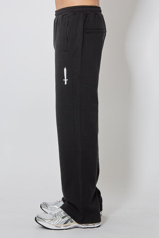 CH+ARMED MP Sweatpants in Schwarz, linke Seitenansicht mit weiss gesticktem Schwert Logo-Detail und Straight Leg Schnitt.