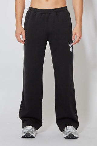 Schwarze CH+ARMED Pz Gren Sweatpants aus 100% Baumwolle, Vorderansicht mit Stickerei-Detail, Straight Leg Fit und vorderen Reissverschlusstaschen.