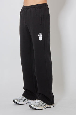 CH+ARMED Pz Gren Sweatpants, angewinkelte Seitenansicht mit weissem Stick-Logo am Bein und modernem Straight Leg Fit.