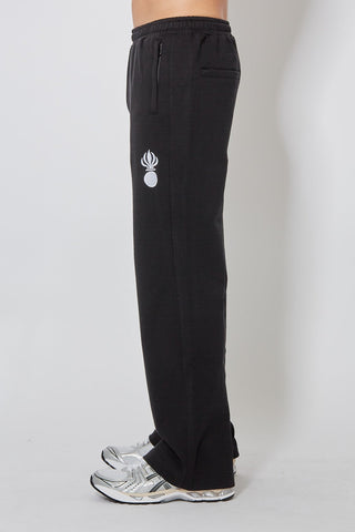 CH+ARMED Pz Gren Sweatpants in Schwarz, linke Seitenansicht mit gesticktem Logo-Detail und Straight Leg Schnitt.