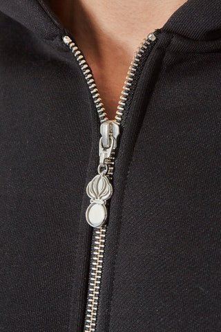 Nahaufnahme des personalisierten Reissverschlussanhängers mit Grenadier Motiv am CH+ARMED Pz Gren Zip Hoodie.