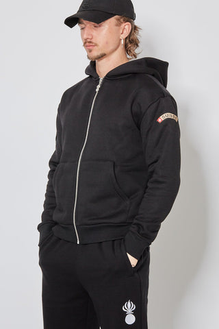 Schwarzer CH+ARMED Pz Gren Zip Hoodie, angewinkelte Ansicht mit Stickerei, Badge und Reissverschlussanhänger.