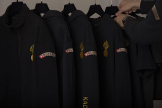 Schwarze Grenadier Pullover mit „SUISSE“-Abzeichen und goldener Bomben-Stickerei – CH+ARMED Kollektion