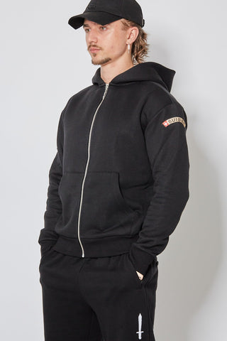 Schwarzer CH+ARMED MP Zip Hoodie, angewinkelte Ansicht mit Stickerei, Badge und Reissverschlussanhänger.