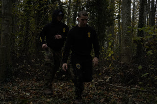 Zwei Männer die eingekleidet in CH+ARMED Pullover und Sweatpants inklusive personalisiertem Badge im Wald Sport machen
