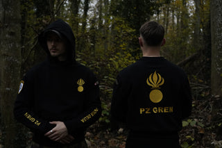 Zwei Personen in PZ GREN Pullovern mit goldener Stick Gravur
