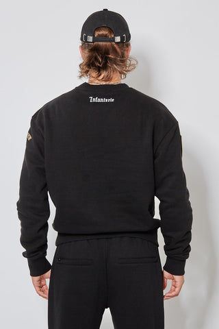 Schwarzes CH+ARMED Sweatshirt von hinten, mit Infanterie Print am oberen Rücken, klassisch geschnitten für einen cleanen Look